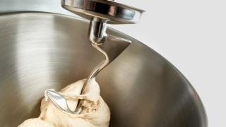 Küchenmaschine bei der Arbeit mit der Rührschüssel